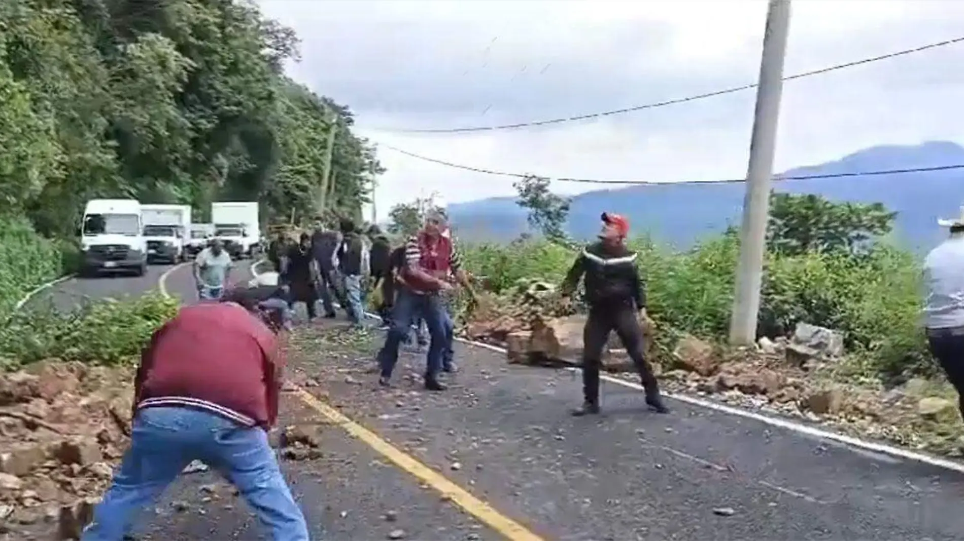 Un derrumbe en la carretera Zacapoaxtla-Cuetzalan puso en riesgo la vida de varios trabajadores y ciudadanos 